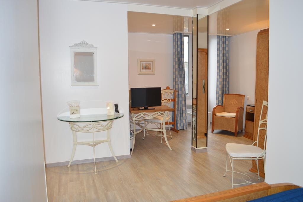 ホテル Logis Le Bretagne Sillé-le-Guillaume エクステリア 写真