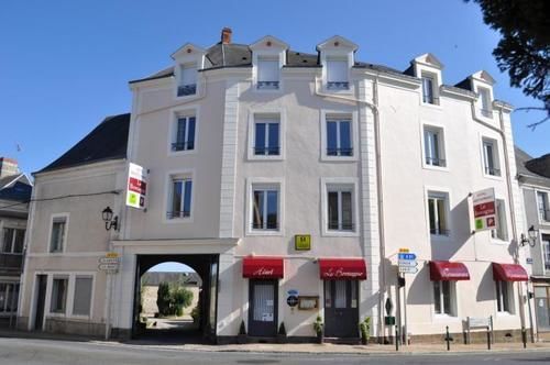 ホテル Logis Le Bretagne Sillé-le-Guillaume エクステリア 写真