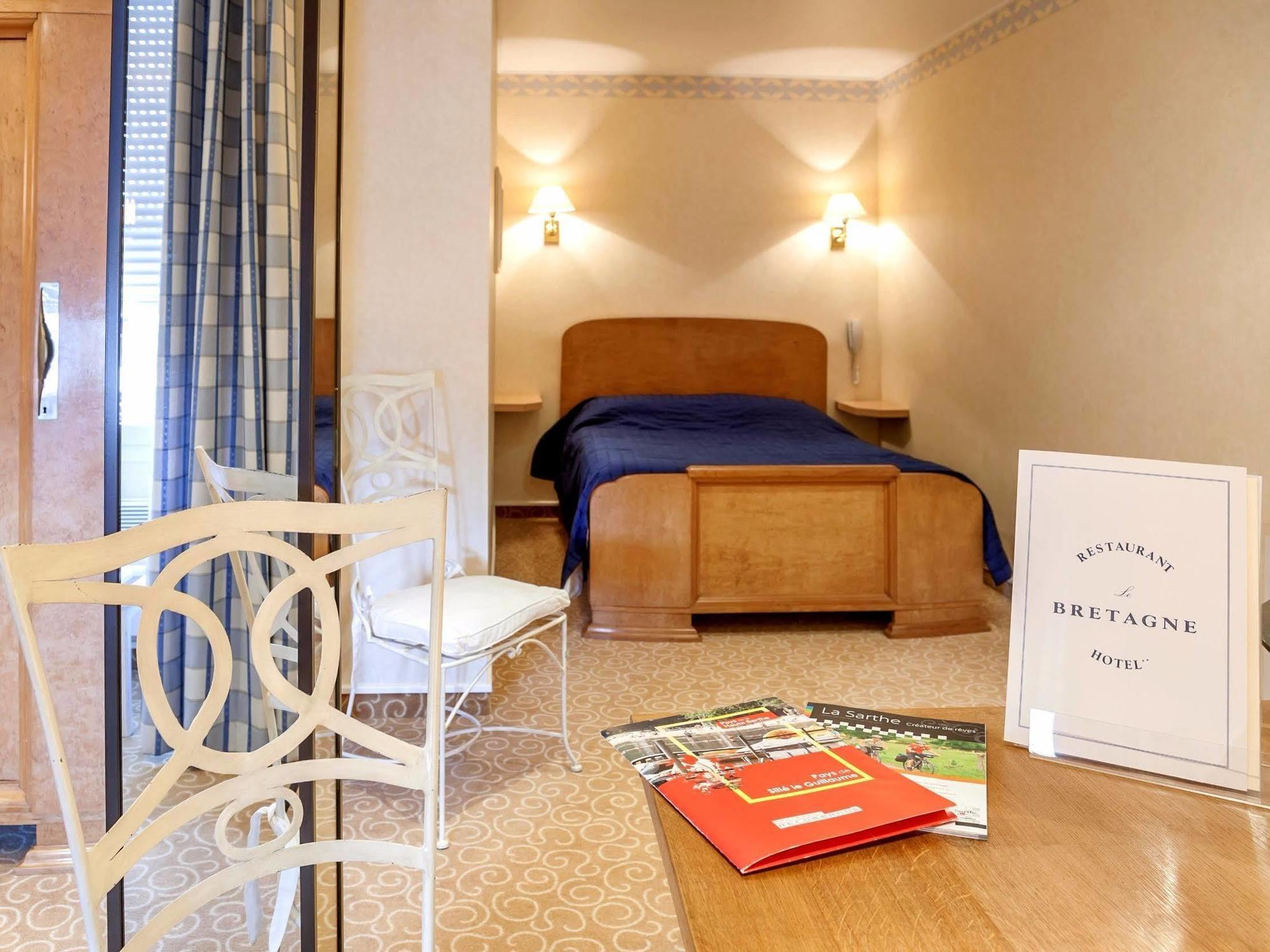 ホテル Logis Le Bretagne Sillé-le-Guillaume エクステリア 写真